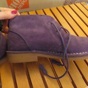 Mauve Suede Hushpuppies flat hiking or dress boots, size 8.5